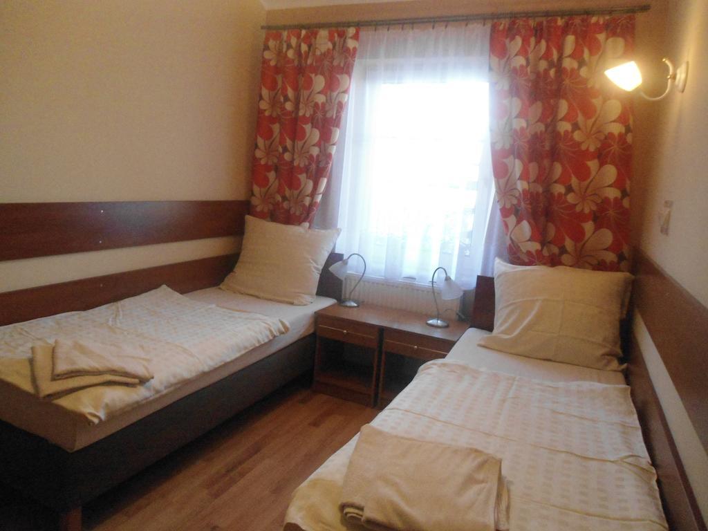Hotel Pod Platanami Trzebnica Eksteriør billede
