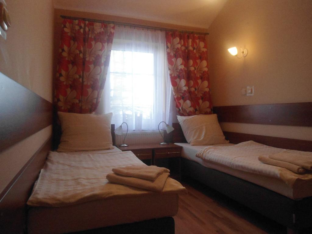 Hotel Pod Platanami Trzebnica Eksteriør billede