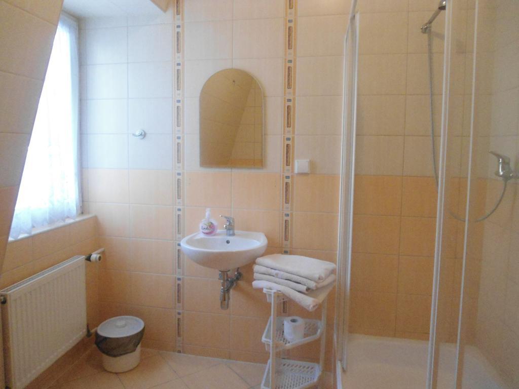 Hotel Pod Platanami Trzebnica Værelse billede