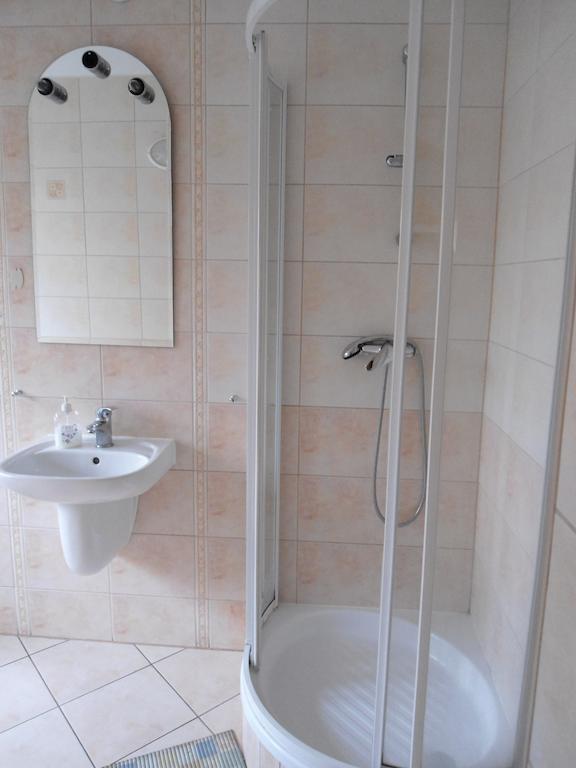 Hotel Pod Platanami Trzebnica Værelse billede