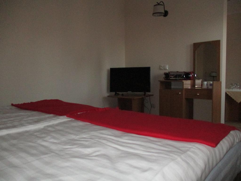Hotel Pod Platanami Trzebnica Eksteriør billede