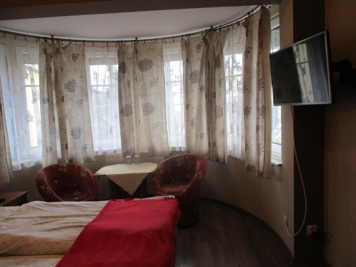 Hotel Pod Platanami Trzebnica Eksteriør billede