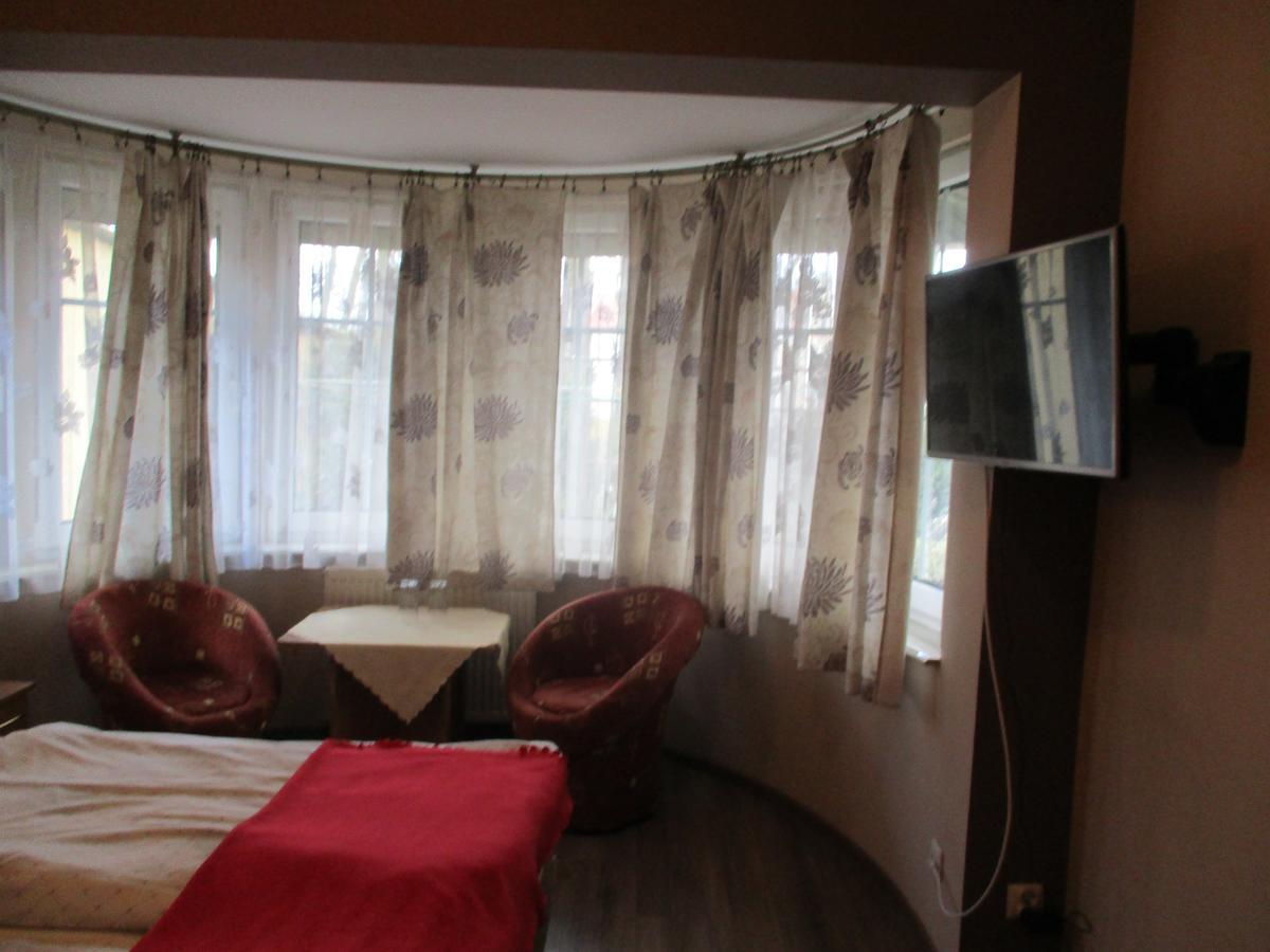 Hotel Pod Platanami Trzebnica Eksteriør billede